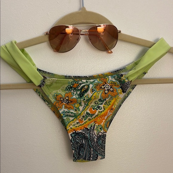 Vibrant Green Bikini Set - Picture 4 of 7